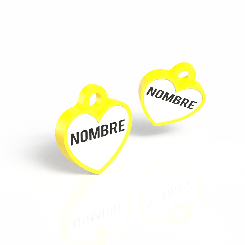 Chapita con forma de corazón amarillo 1 Mira Que Guau! Vista principal de chapita identificativa en forma de corazón color amarillo.