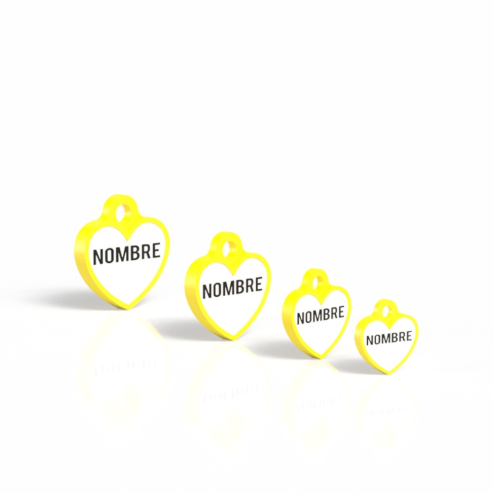 Chapita con forma de corazón amarillo 3 Mira Que Guau! Comparativa de tamaños de chapita identificativa en forma de corazón color amarillo.