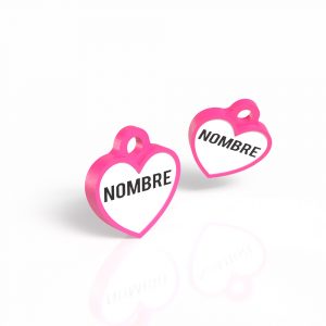 Inicio 100 Mira Que Guau! Vista principal de chapita identificativa en forma de corazón color fucsia.