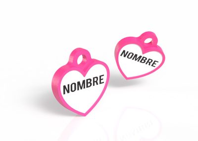 Vista principal de chapita identificativa en forma de corazón color fucsia.