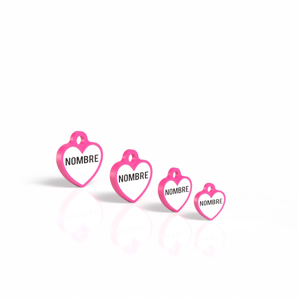 Chapita con forma de corazón fucsia 3 Mira Que Guau! Comparativa de tamaños de chapita identificativa en forma de corazón color fucsia.